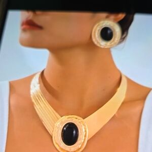 Set of gold earring and neaklace